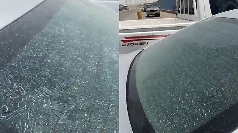 شاب يتفاجئ بتكسر زجاج سيارته من شدة حرارة الجو : انتبهوا يا عيال .. فيديو