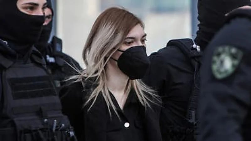 محاكمة أم قتلت بناتها الثلاث عمداً