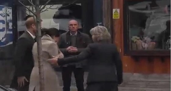 بالفيديو.. تصرف غريب للأمير هاري مع خطيبته يثير غضب الجمهور