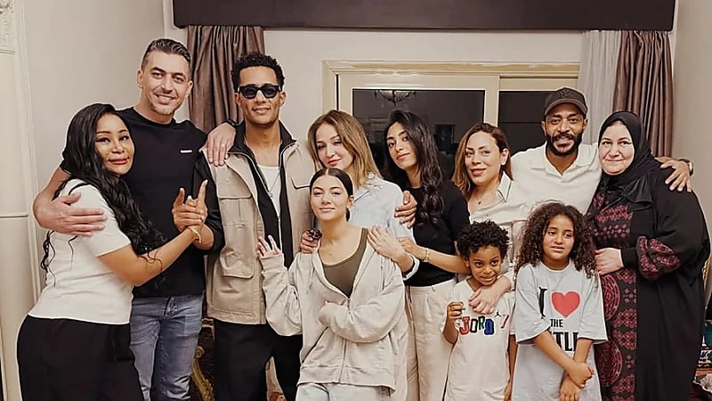 محمد رمضان يحتفل بعيد الأضحى مع أسرته ويغيب والده ونجله