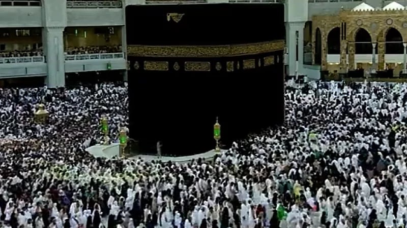 المعتمرون يؤدون مناسكهم في صحن الطواف وسط رعاية جليلة للحفاظ على سلامتهم .. فيديو