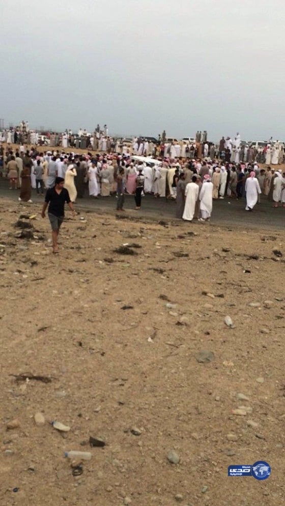 شاهد بالفيديو والصور ..حادث مروع لانقلاب سيارة جيب أثناء التفحيط بعُمان.. وتطاير شخصان منها