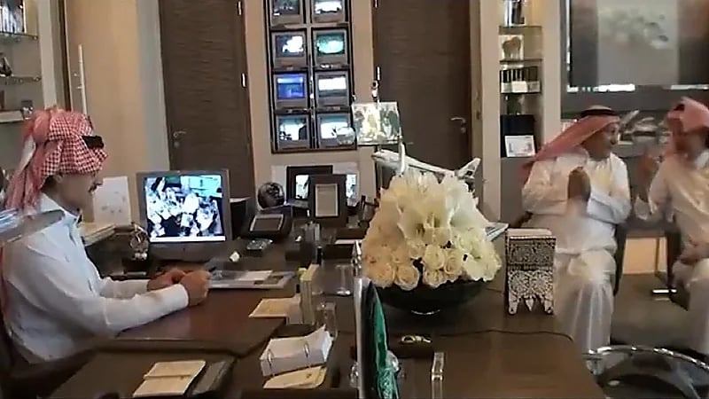 الأمير الوليد بن طلال يسترجع ذكريات الكلية الحربية مع العميد سعد صقر.. فيديو