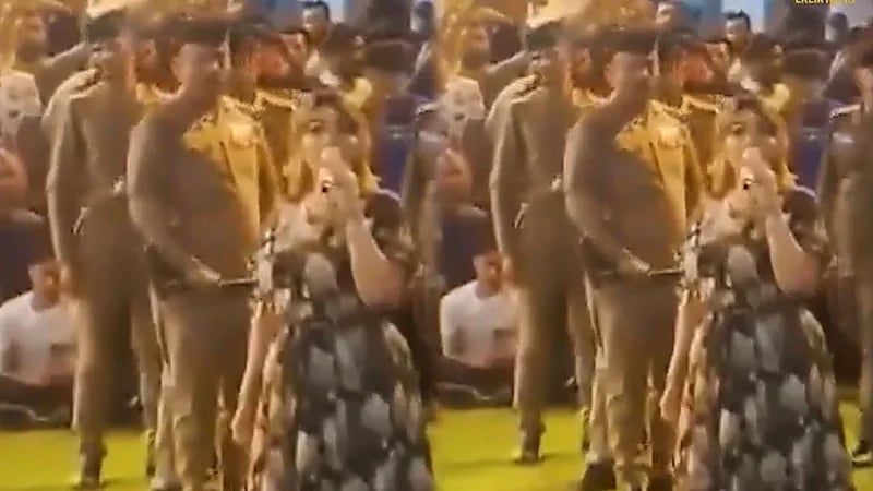 العراق‬⁩ يعاقب ضباطاً حضروا عرساً بزيهم العسكري.. فيديو