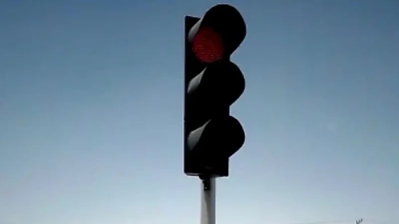 "المرور" يعالج سقوط إشارة مرورية في مدينة حائل