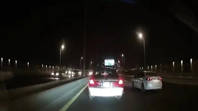 شخص يوثق تعمد صاحب فورد الاصطدام به .. فيديو