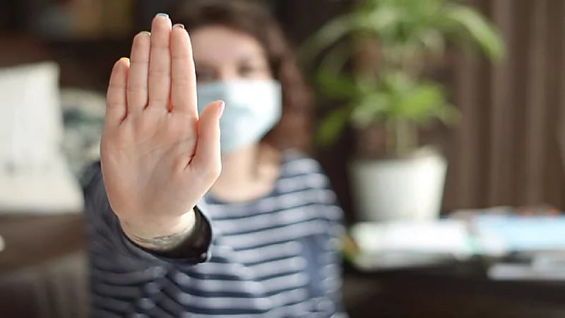 فتاة تشعر بأعراض جديدة لـ"كورونا".. منها "خلع ملابسها"