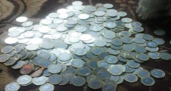 سيدة تدفع فاتورتها " عملات معدنية " احتجاجا على ارتفاع قيمتها