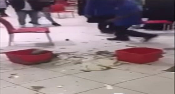 بالفيديو.. انهيار جزئي لسقف في قسم المطاعم بمجمع الظهران مول