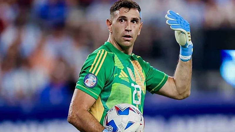 إيقاف الحارس الأرجنتين مارتينيز مباراتين بسبب سلوكه المسيء