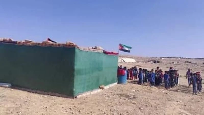 شاهد.. طلبة بالزي الرسمي أمام خيمة مدرسية في الأردن 