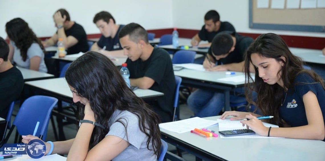 بالفيديو.. شجار “ طاحن ” بين معلمتين في الفصل