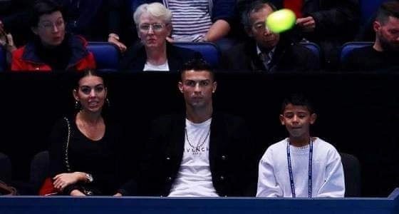 بالفيديو.. رونالدو يلتقط كرة طائشة باتجاه صديقته