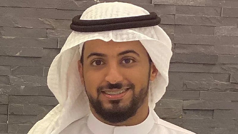 مواطن يتعلم 3 لغات للتواصل مع الوافدين في المملكة