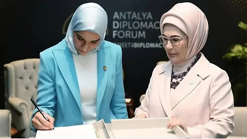 توقيع زوجة أحمد الشرع على كتاب في تركيا يثير التساؤلات