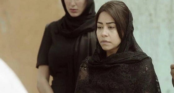 شيرين عبدالوهاب تكسر هاتف صحفية صورت عزاء والدها