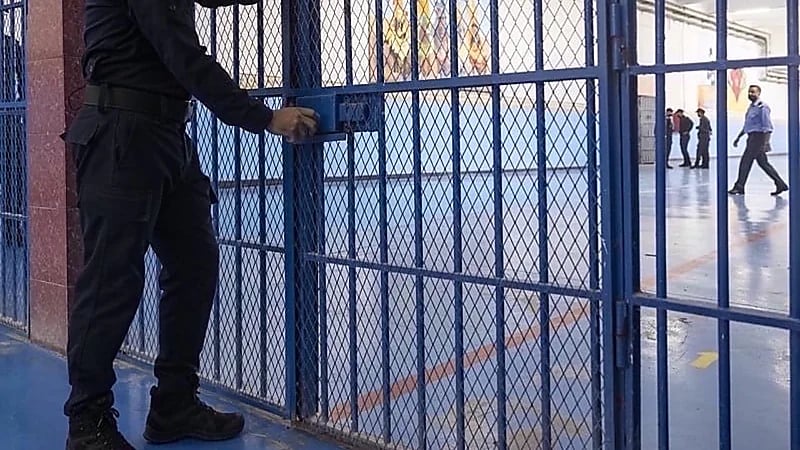 القبض على أب ارتكب جريمة مروعة بحق ابنتيه