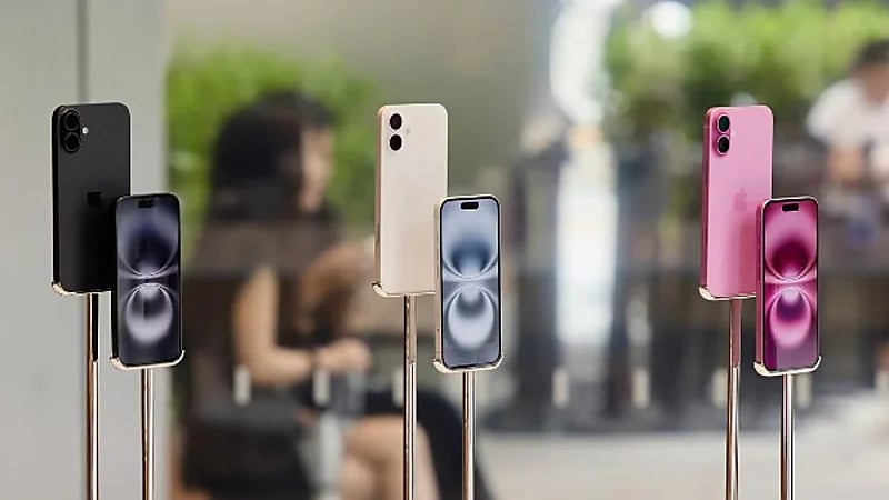 آبل تضغط على موردي الشاشات لتفادي ارتفاع أسعار iPhone 17