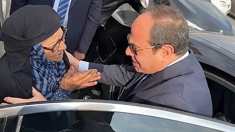 رد فعل الرئيس المصري بعد رؤيته سيدة مسنة تفترش الشارع