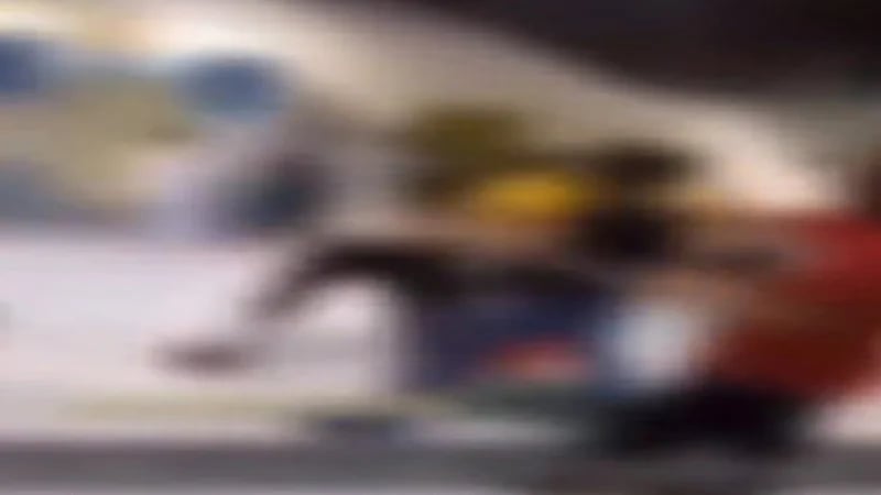 شاهد.. لحظة القبض على الأشخاص المعتدين على شاب داخل صالة رياضية 