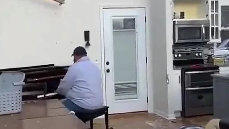 شاهد.. شاب يعزف الموسيقى بعدما دمر الإعصار منزله