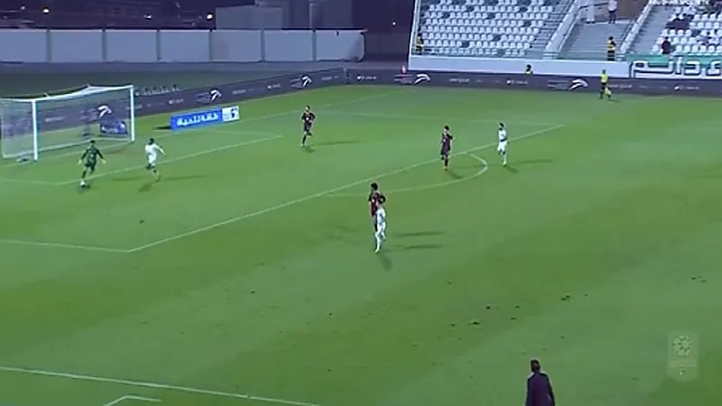 حارس إماراتي يتسبب بهدف غريب ضد فريقه .. فيديو