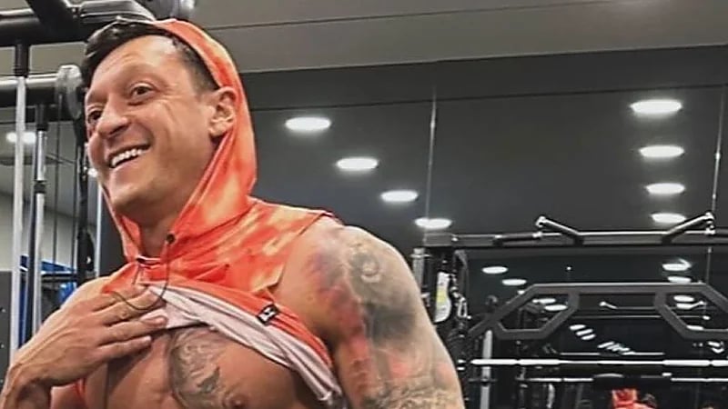 مسعود أوزيل يثير الدهشة بلياقته والجماهير تتسائل هل سينتقل لـ WWE .. فيديو