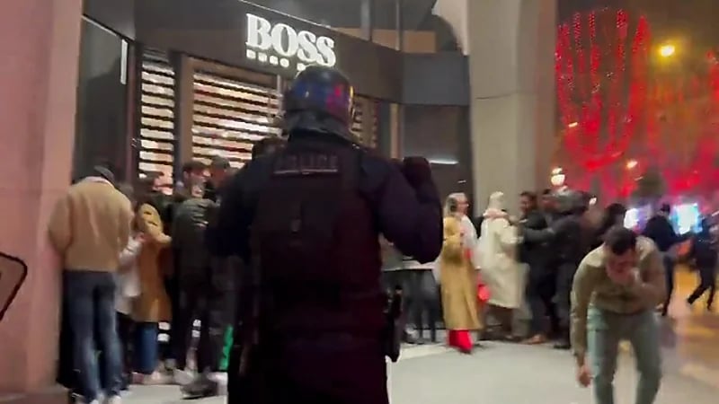 بالفيديو.. اندلاع اشتباكات بين الجماهير والشرطة الفرنسية خلال الاحتفال بكأس العرب