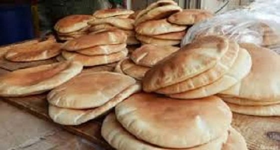 قصة مواطن يوزع الخبز مجانًا تشعل مواقع التواصل