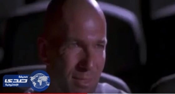 بالفيديو.. زيدان يبكي لمشاهدته والدته عبر مقطع قديم