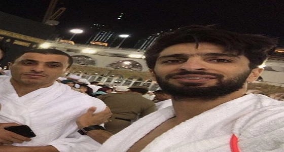 " العكايشي " و " الأنصاري " يؤديان مناسك العمرة