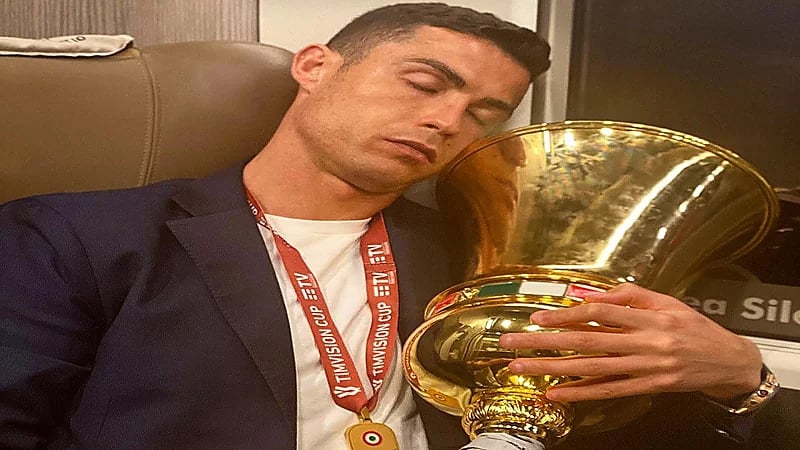 رونالدو يحتضن كأس إيطاليا: "تصبحون على خير"