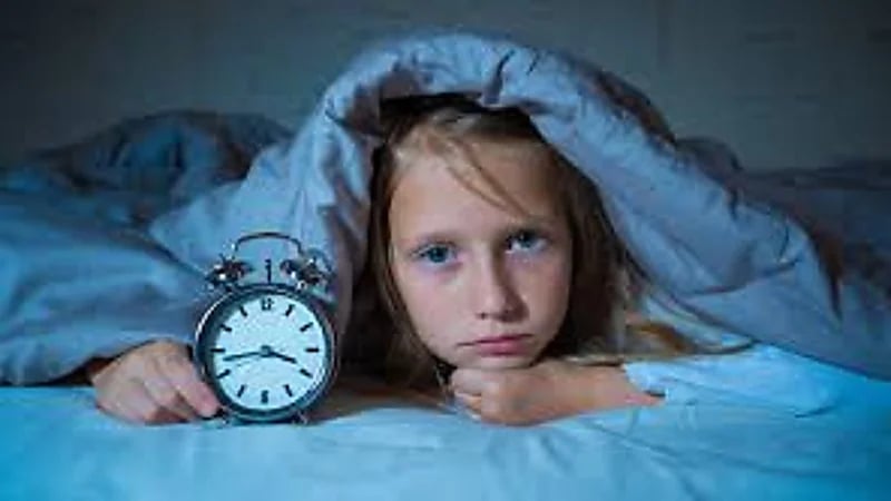 طبيبة: النوم المتأخر بسبب قصر قامة الطفل ومشاكل في نموه