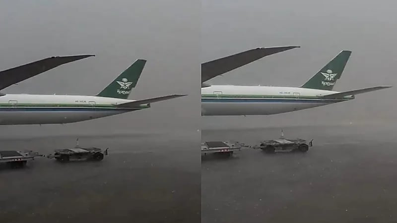 مطار الملك عبدالعزيز يطالب المسافرين بالتواصل مع شركات الطيران بسبب الأمطار الغزيرة .. فيديو