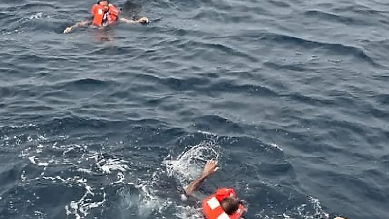 وصول الناجين من طاقم السفينة إترنيتي إلى ⁧‫المملكة‬⁩