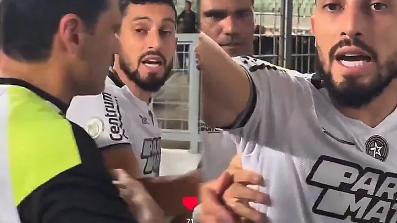 هجوم تيليس لاعب النصر السابق على مراسل تلفزيوني : ابتعد من هنا .. فيديو