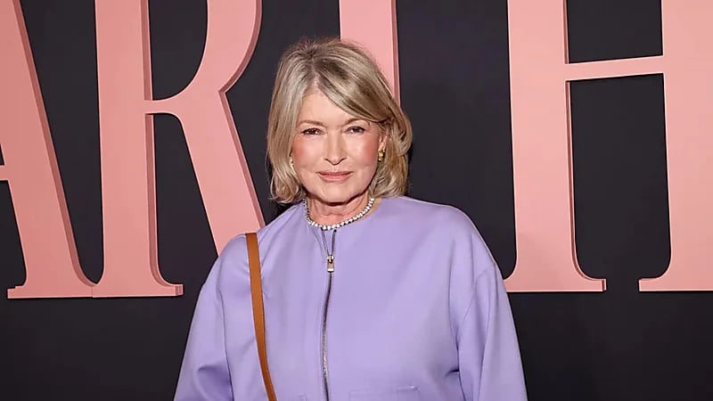 مارثا ستيورات تدهش متابعيها بإطلالة شبابية رغم تقدمها في السن.. صورة