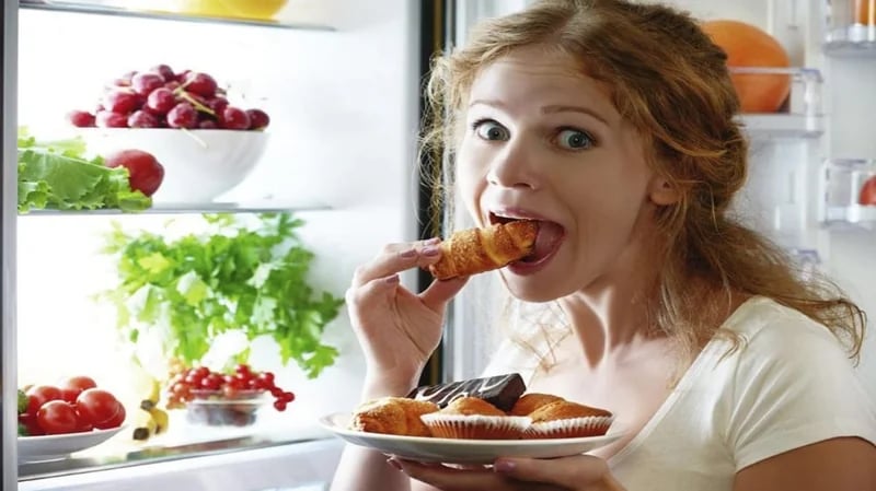 تحذير من مخاطر تناول الطعام أثناء الوقوف