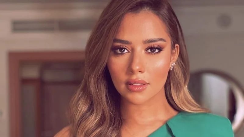 شاهد.. بلقيس تحلق ذقنها بالشفرة