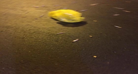 مواطن يوثق عينات من الدم ونفايات طبية متناثرة بأحد الطرق