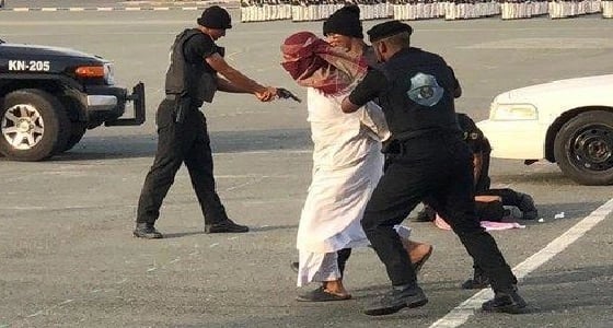 بالفيديو والصور.. رجال الأمن يحررون طفلا من قبضة خاطف بمكة