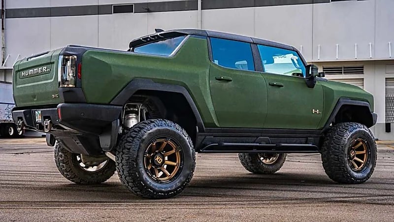 بالصور.. ظهور سيارة همر بلون أخضر عجيب قبل نهاية 2022