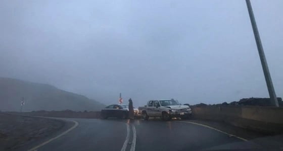 بالفيديو.. حادث انزلاق للمركبات بعقبة الصماء