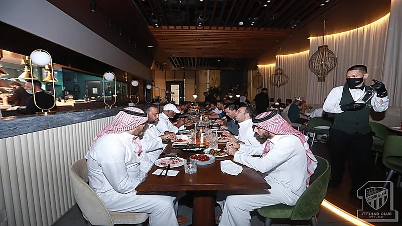 بالفيديو والصور.. لاعبي الاتحاد في ضيافة "رومارينهو" على العشاء