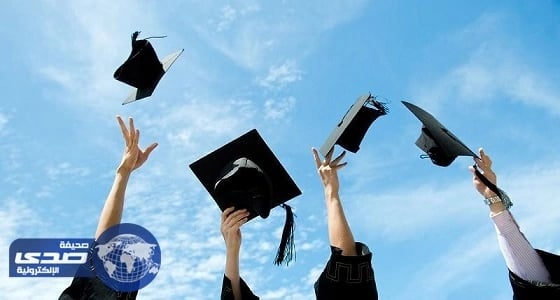 بالفيديو.. تخرج مبتعث واثنين من أبنائه في حفل واحد بجامعة أمريكية