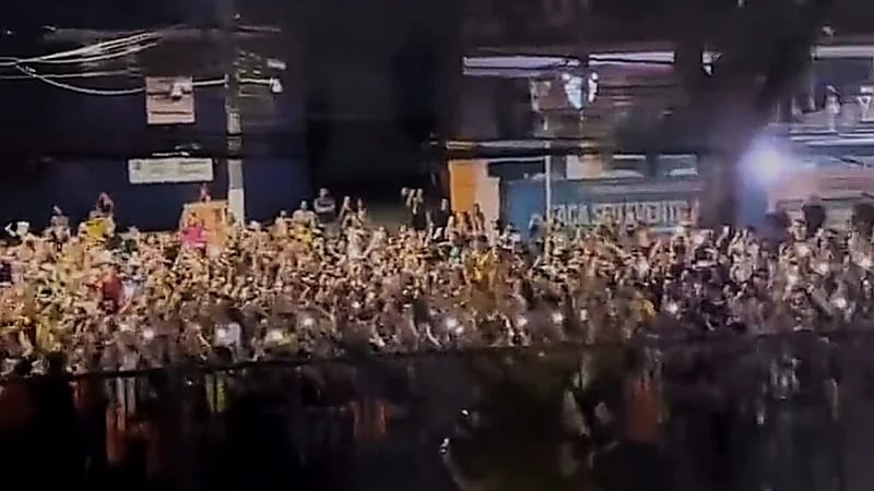 أعداد غفيرة من الجماهير تقف لرؤية نيمار .. فيديو