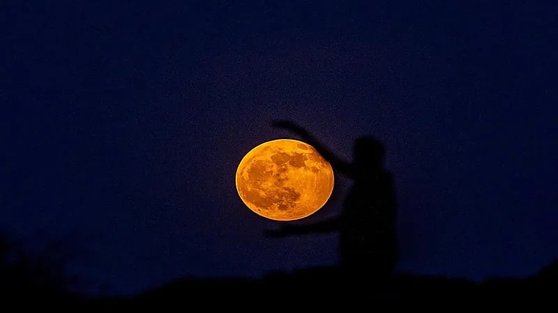 القمر الدموي يزين سماء المملكة .. صور