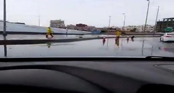 المياه تنفي استخدام شبكة الصرف الصحي لتصريف مياه الأمطار " فيديو "