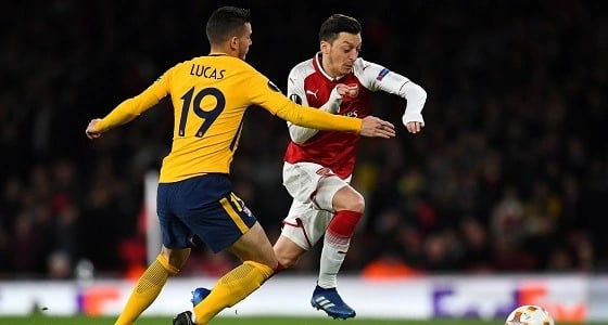 بالصور.. مسعود أوزيل يحرج جماهير أتلتيكو مدريد بتصرف مؤثر