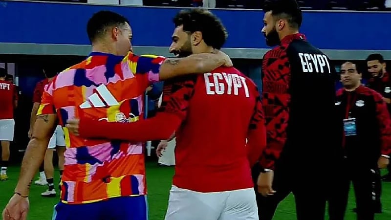 شاهد .. لحظة جميلة بين صلاح وهازارد قبل انطلاق ودية مصر وبلجيكا